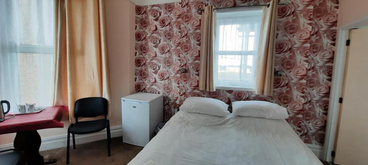 Dolphins Hotel Борнмът Екстериор снимка
