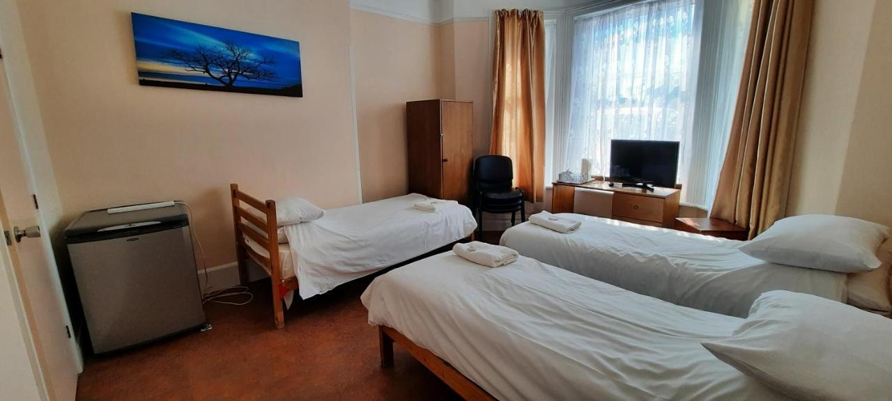 Dolphins Hotel Борнмът Екстериор снимка