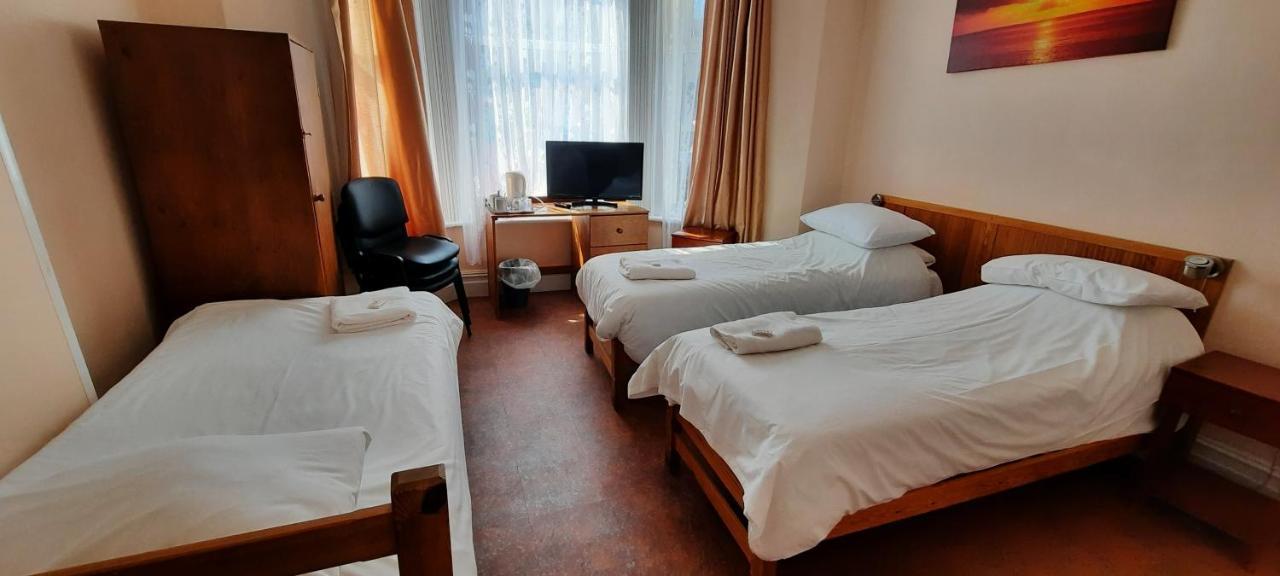 Dolphins Hotel Борнмът Екстериор снимка